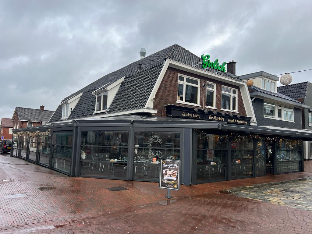 Köşe cephesi giyotin camla kapatılmış restoran, De Markies Rijssen