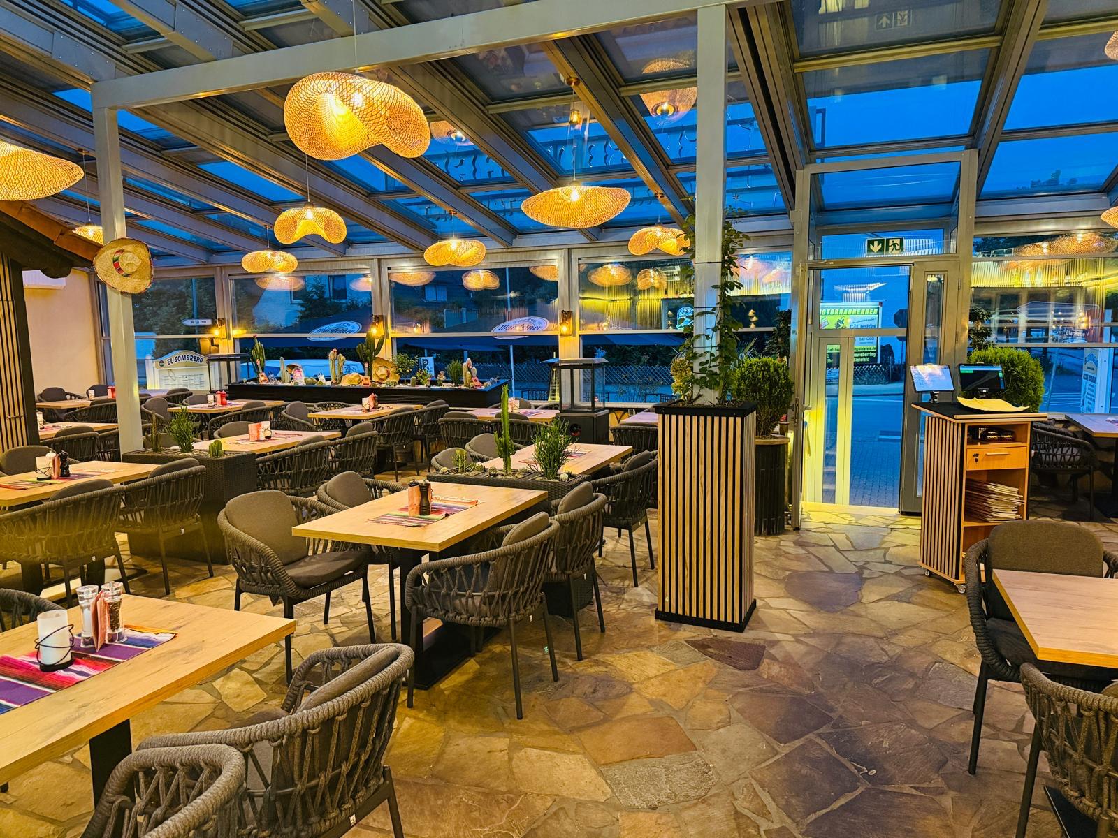 Açılır cam tavan altında restoran salonu, El Sombrero Almanya