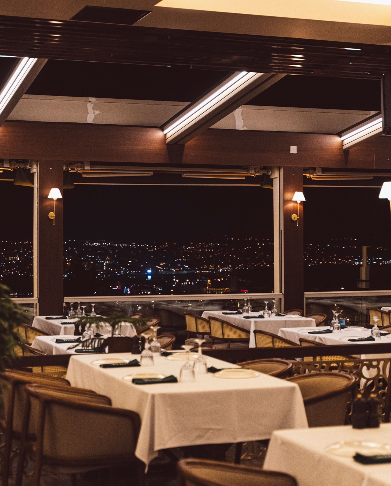 Gece kapalı tavan perdesi altında salon, GalleHill Beykent