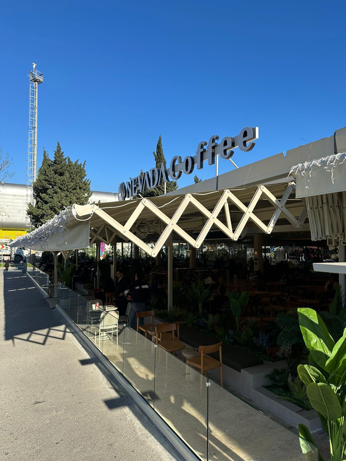 Krem makaslı açılır tente altında kafe terası, Nevada Coffee Beylikdüzü